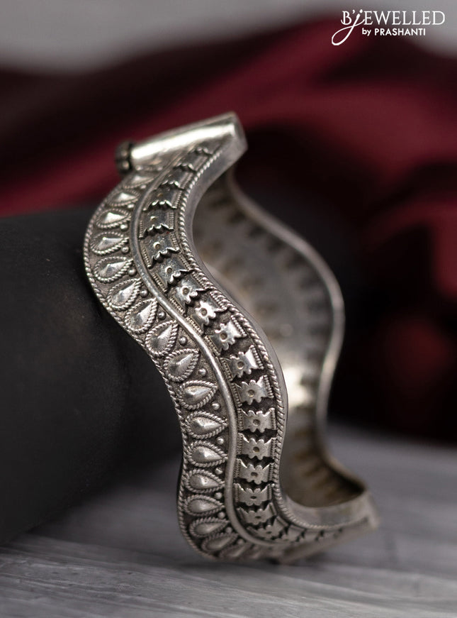 Oxidised screw type bangle with simple design