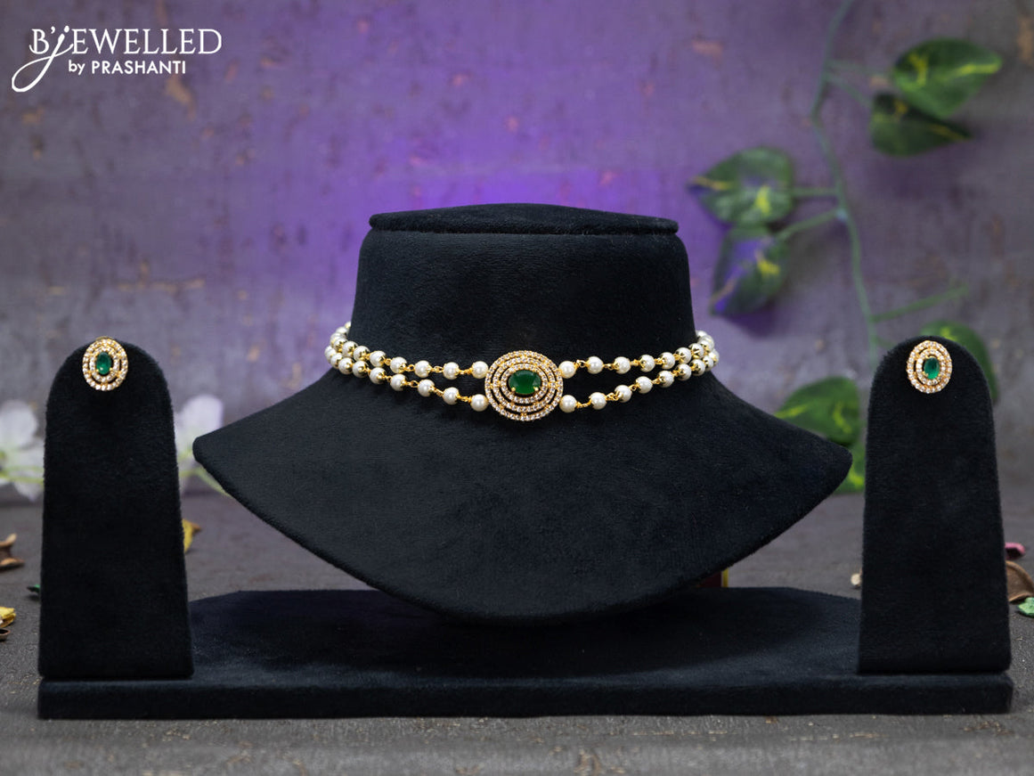 Pearl choker with emerald stones