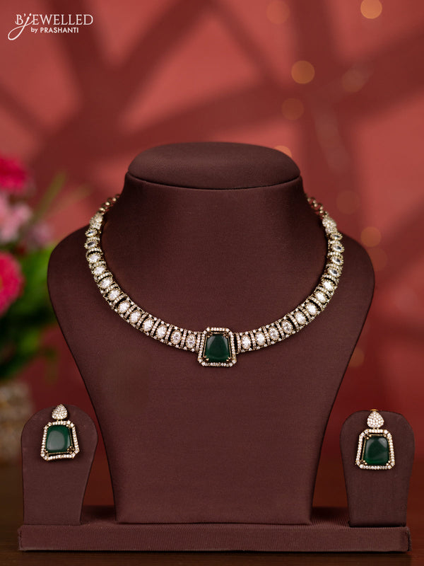 Necklace with emerald and cz stones in victorian finish