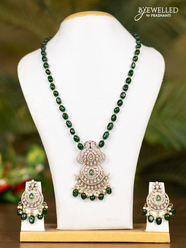 Beaded dark green necklace with pendant in victorian finish