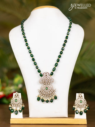 Beaded dark green necklace with pendant in victorian finish
