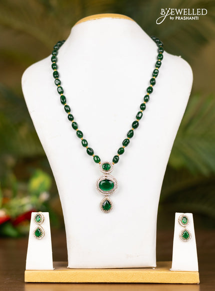 Beaded dark green necklace with pendant in victorian finish