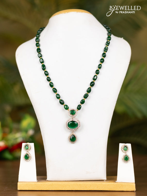 Beaded dark green necklace with pendant in victorian finish