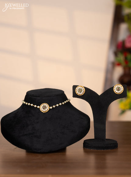 Pearl choker with floral pendant in kemp and white stones