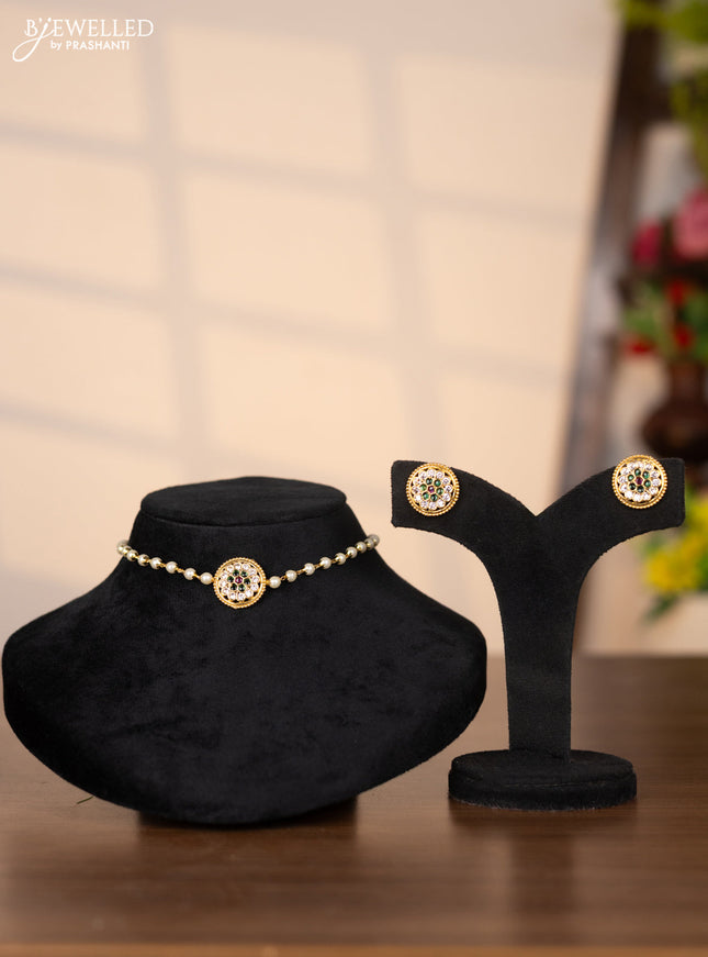Pearl choker with floral pendant in kemp and white stones