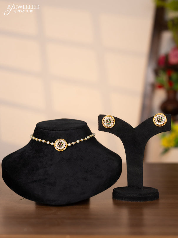 Pearl choker with floral pendant in kemp and white stones