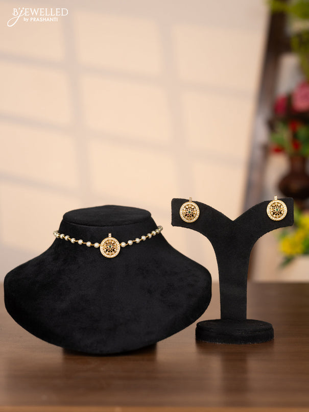 Pearl choker with floral pendant in kemp and white stones