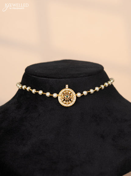 Pearl choker with floral pendant in kemp and white stones
