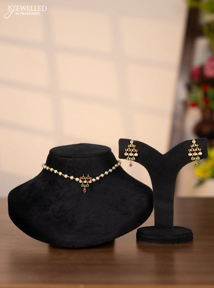 Pearl choker with pendant in kemp and white stones