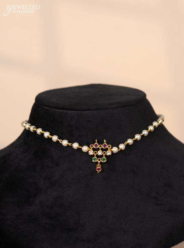 Pearl choker with pendant in kemp and white stones