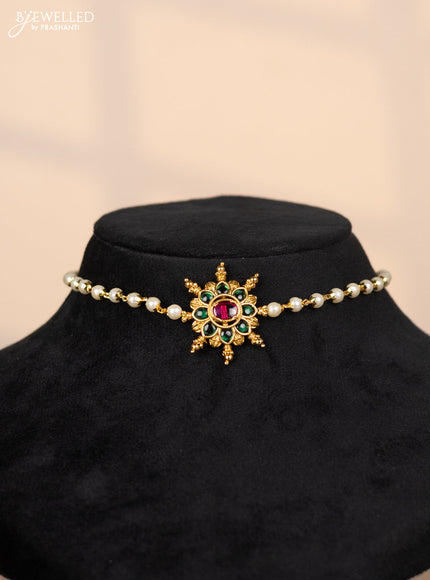 Pearl choker with floral pendant in kemp and green stones