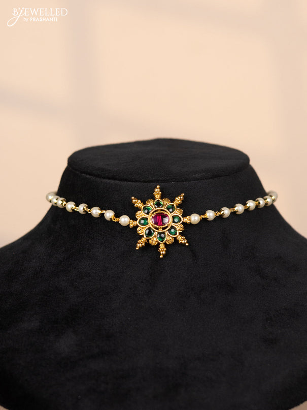 Pearl choker with floral pendant in kemp and green stones