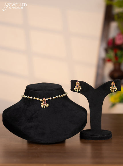 Pearl choker with floral pendant in kemp and green stones