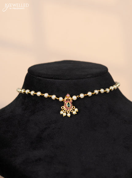 Pearl choker with floral pendant in kemp and green stones