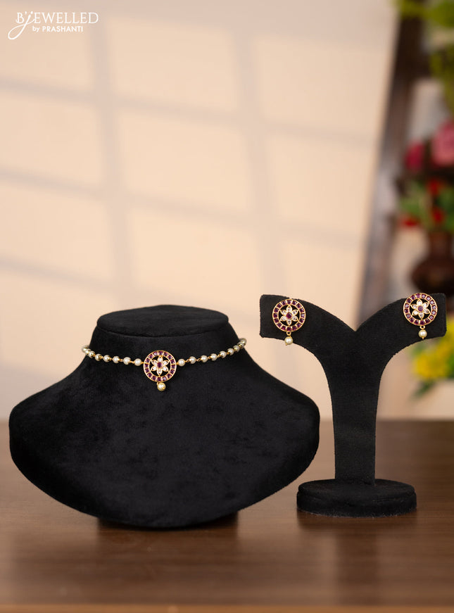 Pearl choker with floral pendant in kemp and white stones
