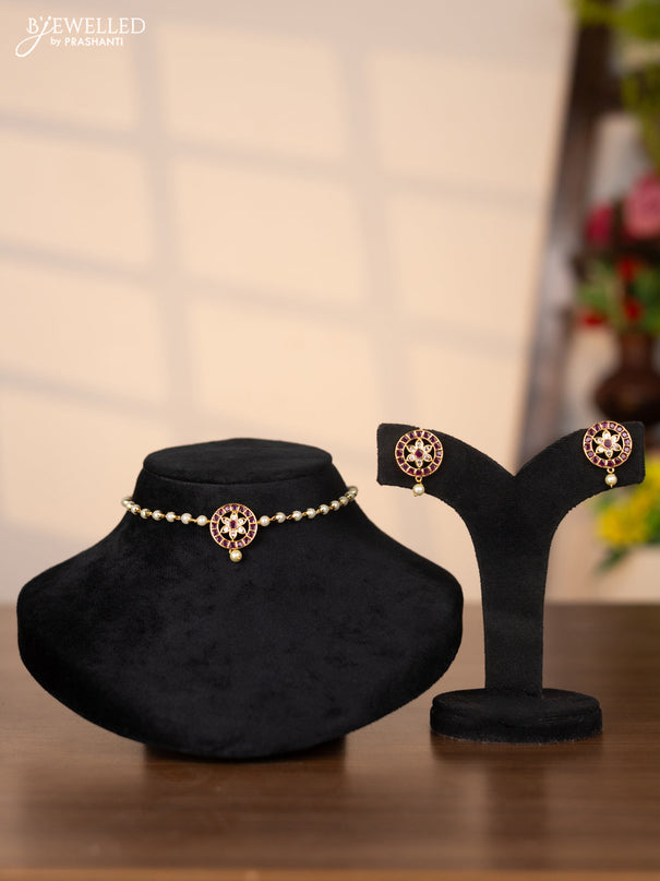 Pearl choker with floral pendant in kemp and white stones