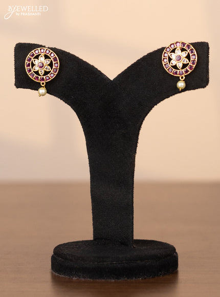 Pearl choker with floral pendant in kemp and white stones