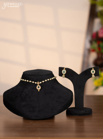 Pearl choker with pendant in green and white stones