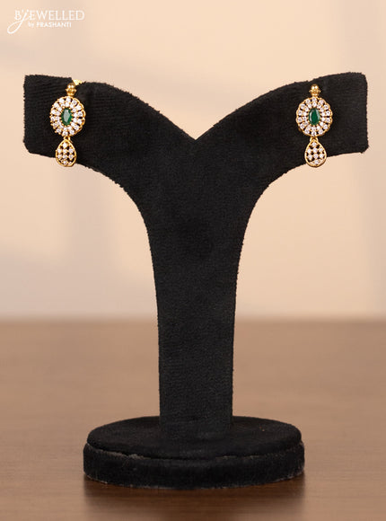 Pearl choker with pendant in green and white stones