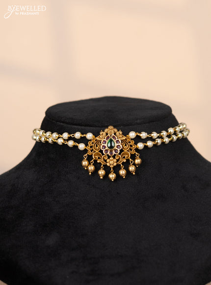 Pearl choker with floral pendant in kemp and green stones