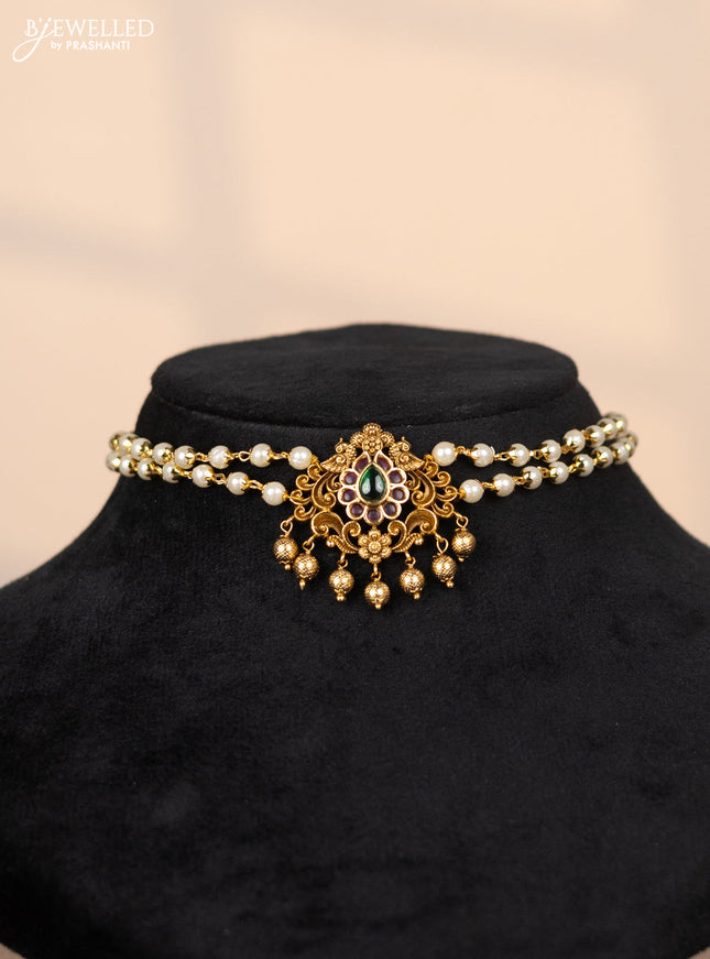 Pearl choker with floral pendant in kemp and green stones