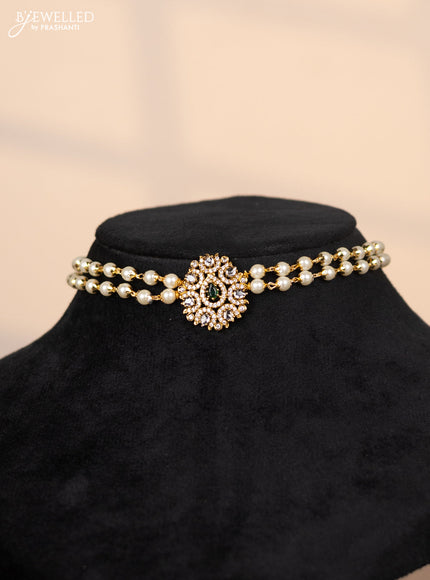 Pearl choker with pendant in green and white stones