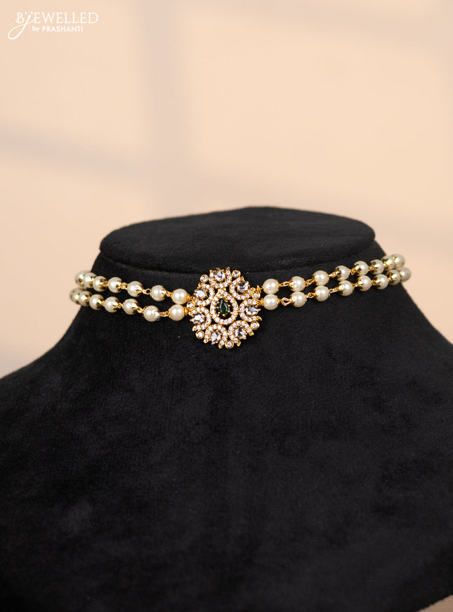 Pearl choker with pendant in green and white stones
