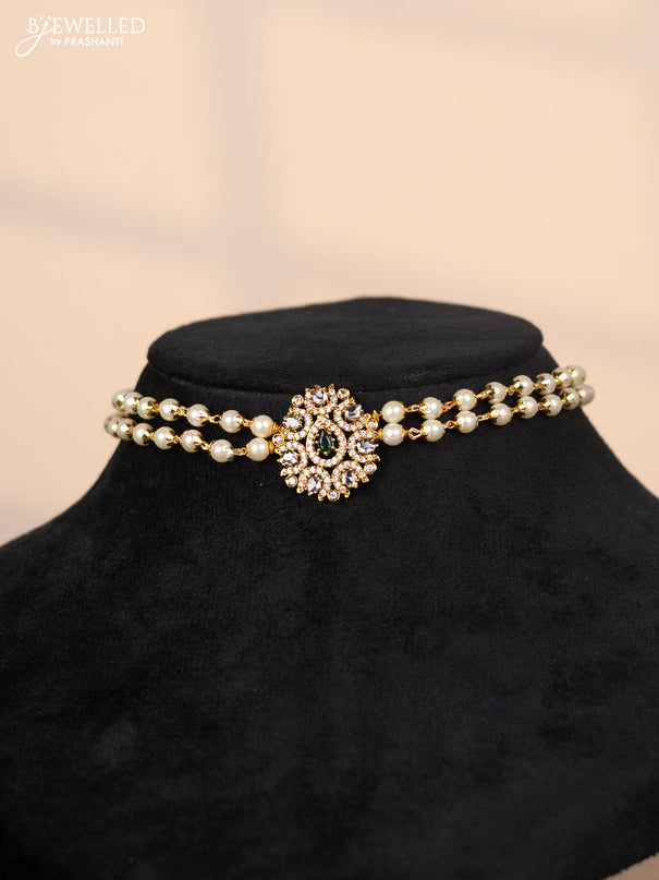 Pearl choker with pendant in green and white stones