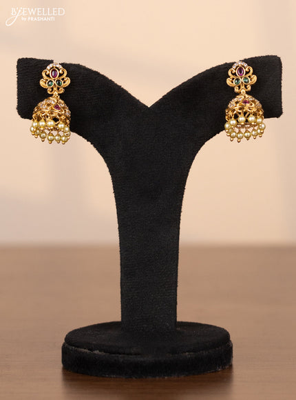 Pearl choker with lakshmi pendant in green and kemp stones
