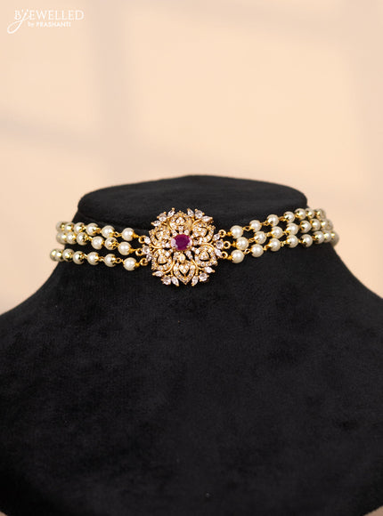 Pearl choker with pendant in white and red stones
