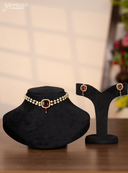Pearl choker with pendant in white and red stones
