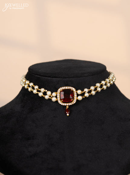 Pearl choker with pendant in white and red stones