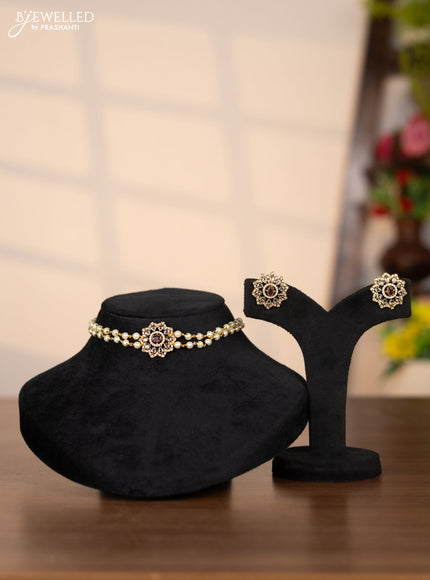 Pearl choker with floral pendant in kemp and white stones