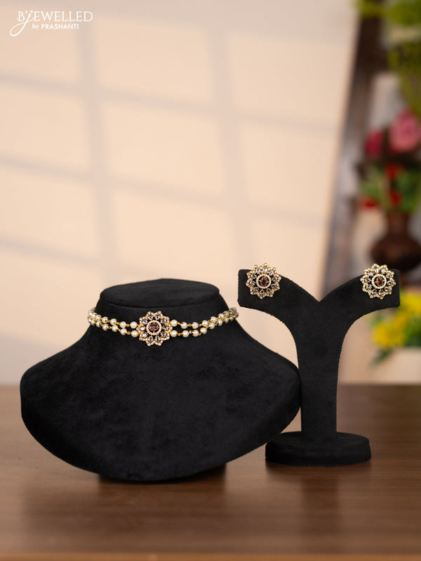 Pearl choker with floral pendant in kemp and white stones