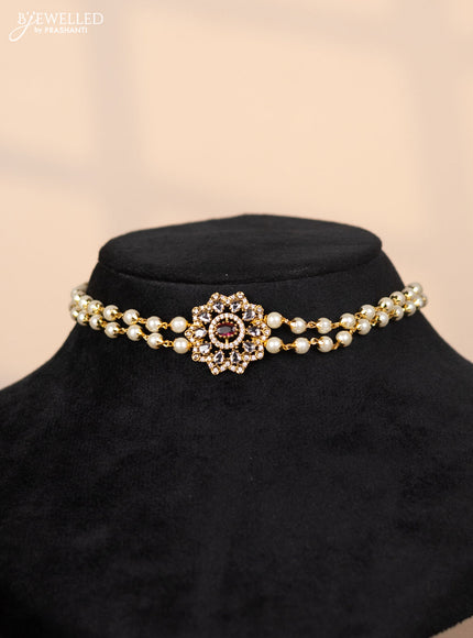 Pearl choker with floral pendant in kemp and white stones