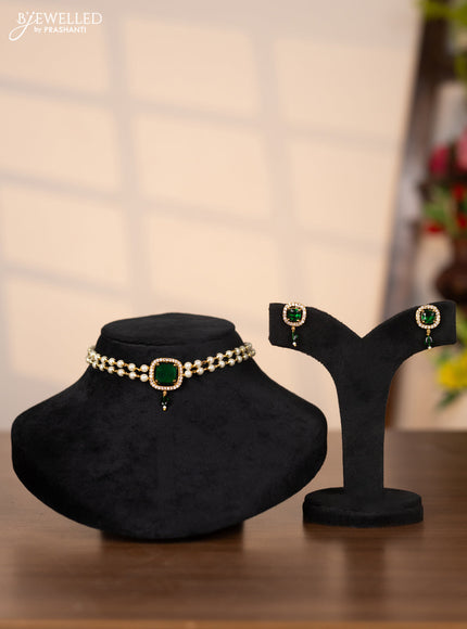 Pearl choker with pendant in white and green stones