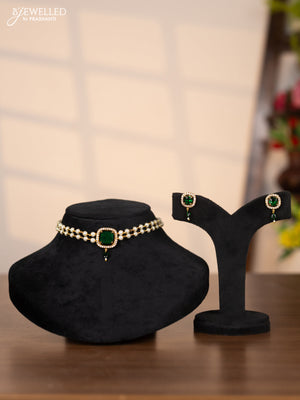Pearl choker with pendant in white and green stones