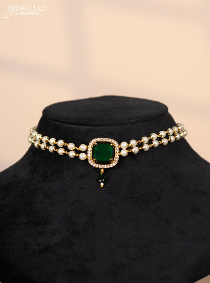 Pearl choker with pendant in white and green stones