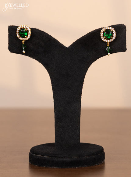Pearl choker with pendant in white and green stones