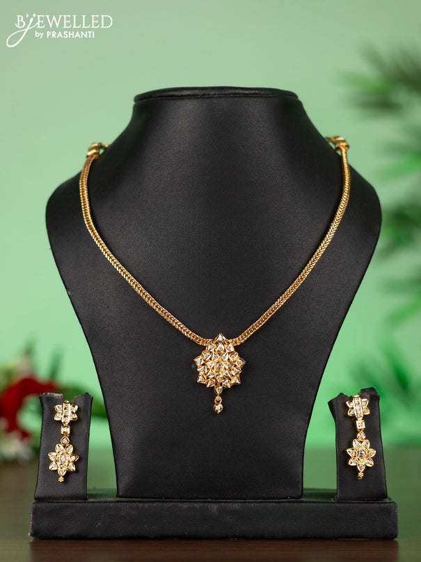 Attigai impon necklace with pendant in white stones