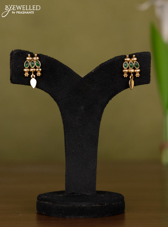 Antique necklace with green kemp stones and hangings