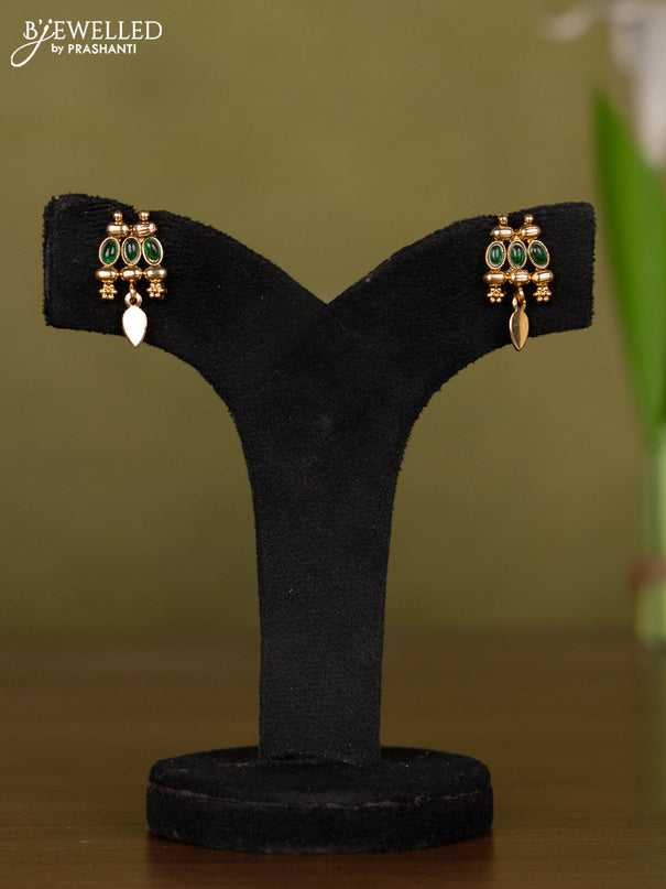 Antique necklace with green kemp stones and hangings