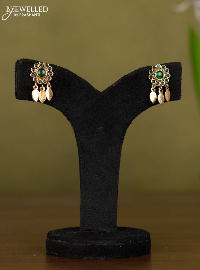 Antique necklace with green kemp stones and hangings