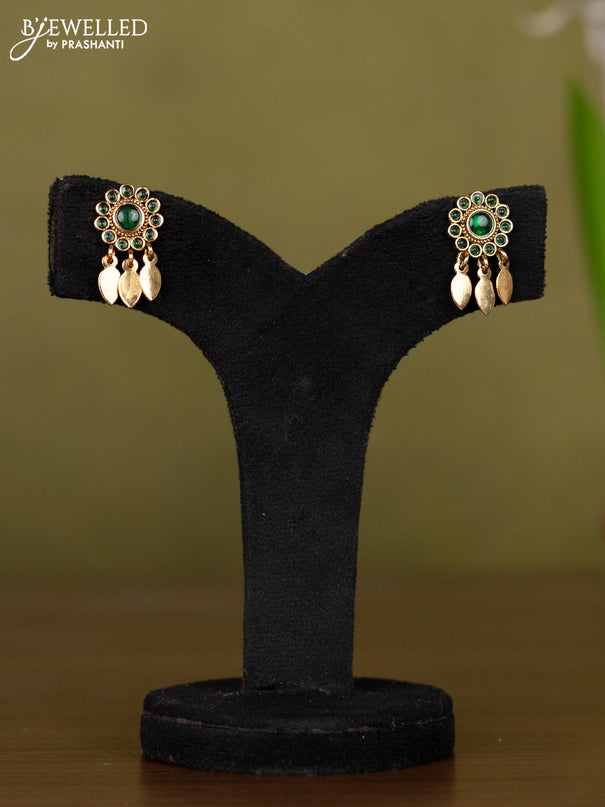 Antique necklace with green kemp stones and hangings