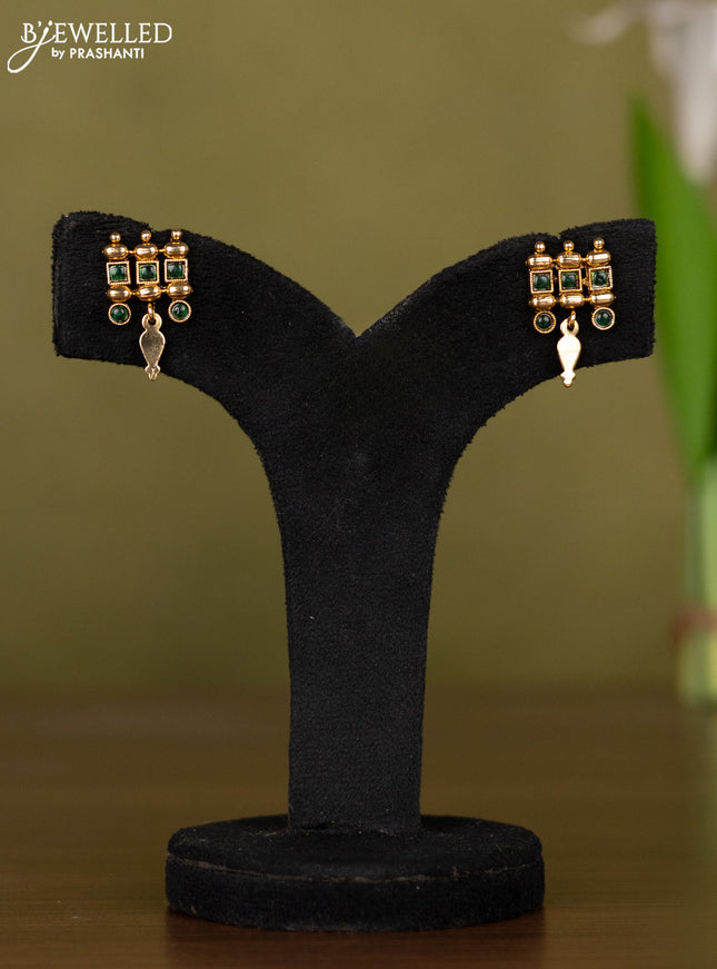 Antique necklace with green kemp stones and hangings