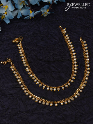 Antique anklet with simple design and pearl hangings