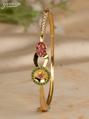 Bracelets with kemp stones in gold finish