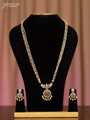 Pearl necklace with kemp stones in pearl hangings