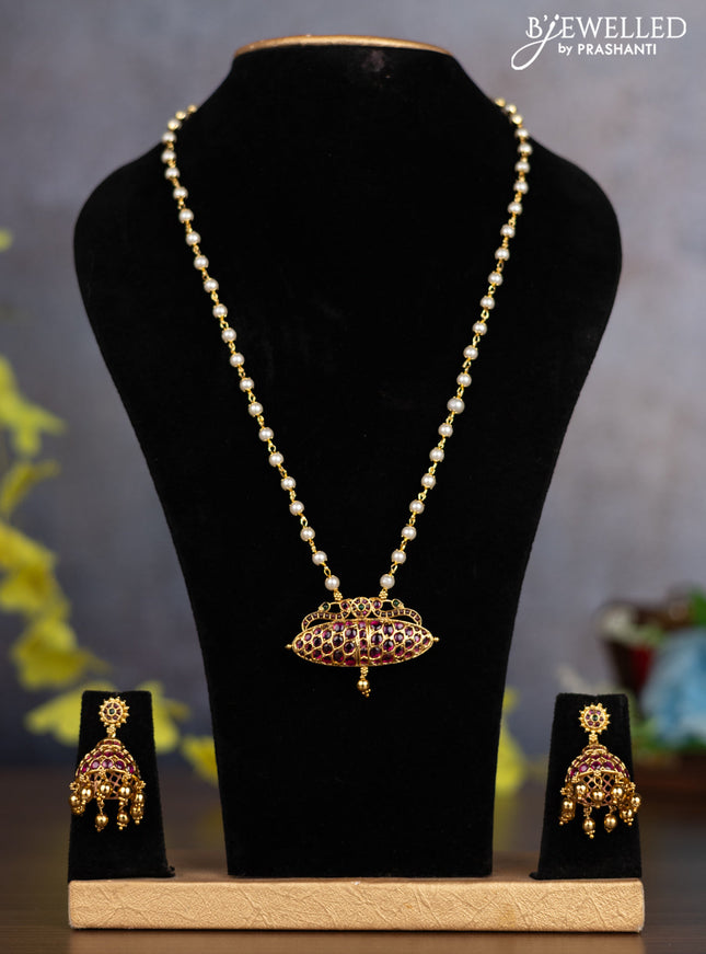 Pearl necklace with kemp stones and golden beads hanging