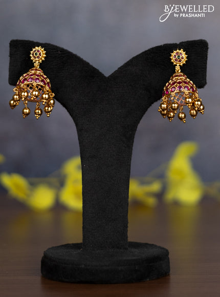 Pearl necklace with kemp stones and golden beads hanging